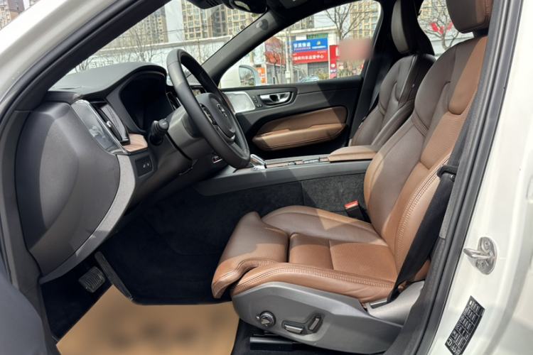 Used Volvo XC60 New Energy 2025 Plug-in Hybrid Long-Range All-Wheel Drive Smart Luxury Edition Interior 4