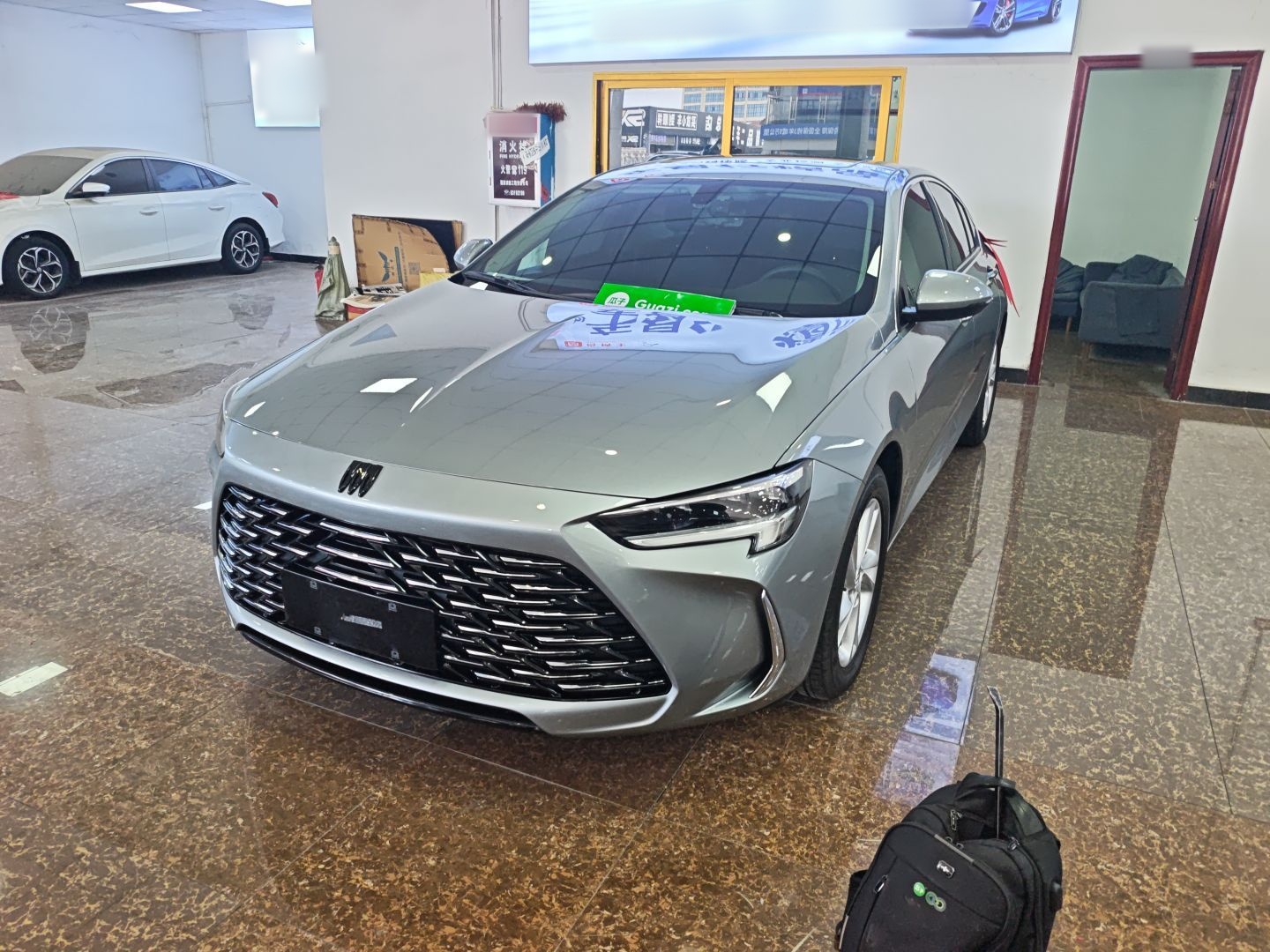 تحت مقدمة السيارة