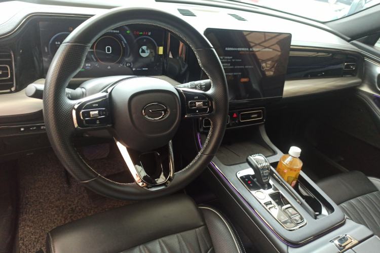 Used GAC Trumpchi GS8 2022 Double-Energy Series 2.0TM Two-Wheel Drive Prestige Edition (6 Seats) Center Console