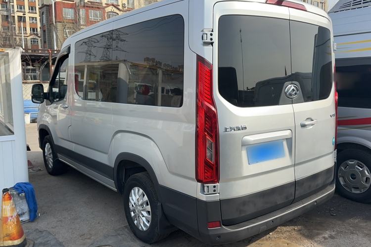 Used SAIC MAXUS Xintu V90 2022 2.0T Manual Zhiyun King Rear-Drive Short Wheelbase Mid-Roof Design with Single Rear Tire and 6 Seats