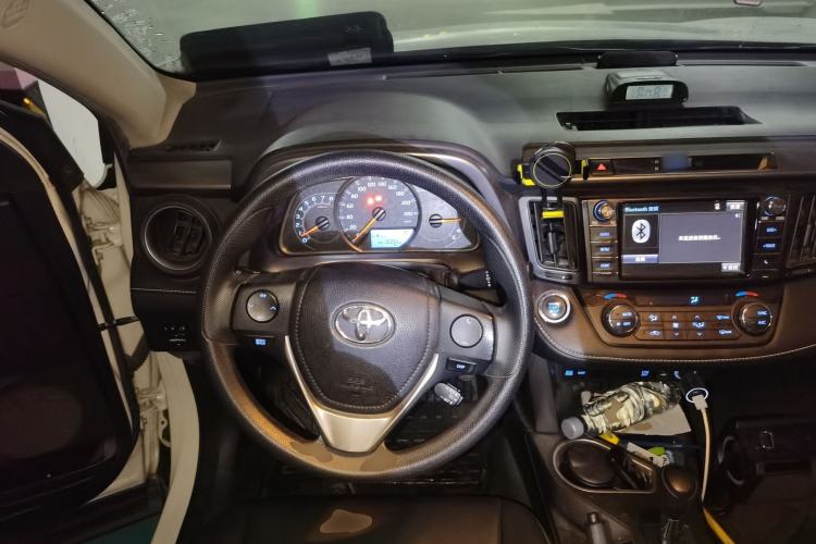 Used Toyota RAV4 2016 2.0L CVT Two-Wheel Drive Fashion Edition China V Standard Steering Wheel