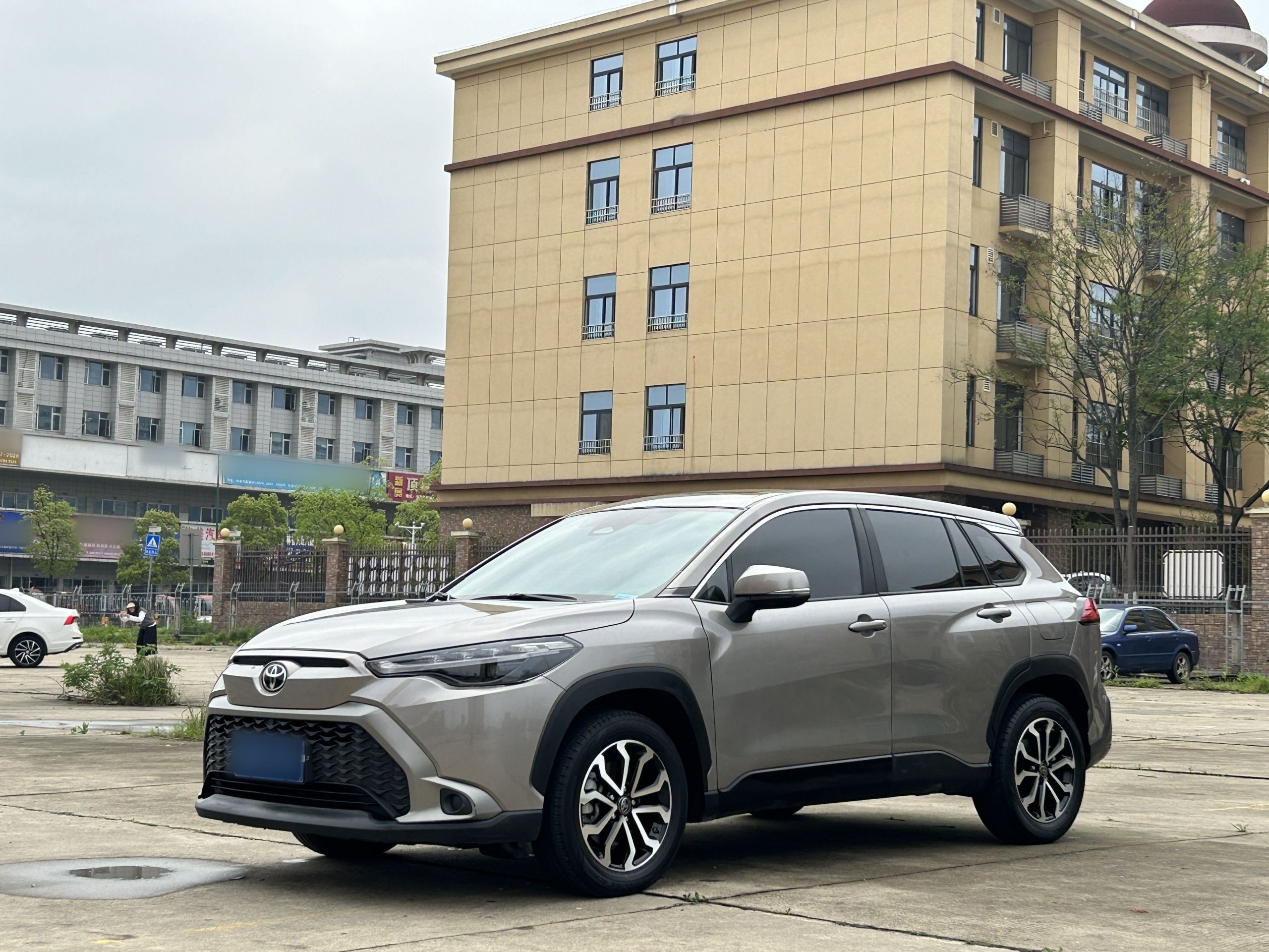 تحت مقدمة السيارة