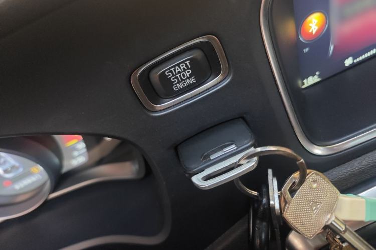 Used Volvo V40 2015 1.6T Zhiyi Edition
