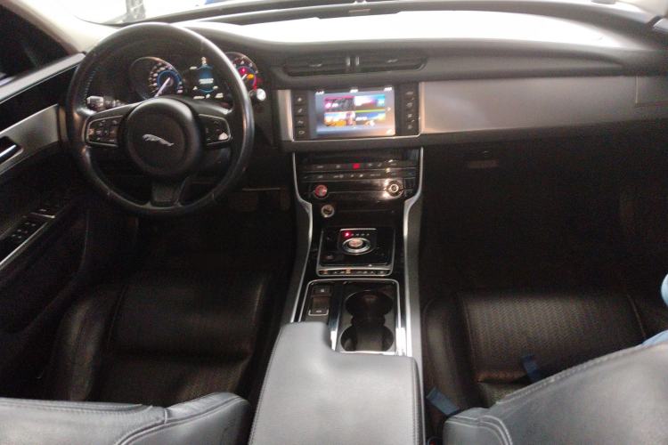 Used Jaguar XF 2016 XF 2.0T Two-Wheel-Drive Luxury Edition Center Console