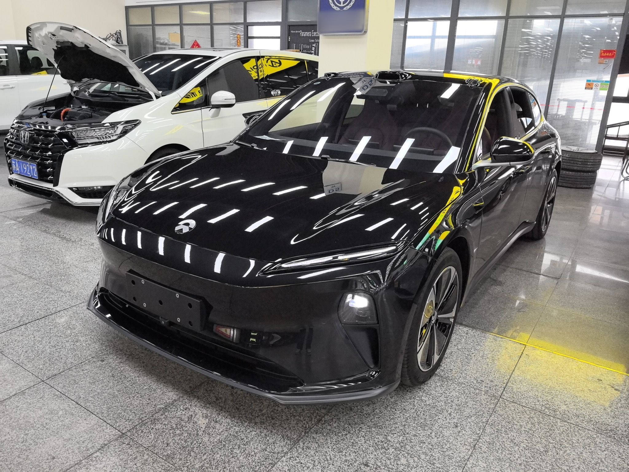 تحت مقدمة السيارة