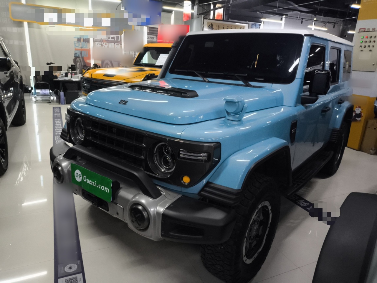 تحت مقدمة السيارة