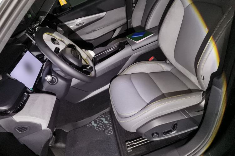 Used Lynk & Co 08 EM-P 2025 120km Long-Range Pro
