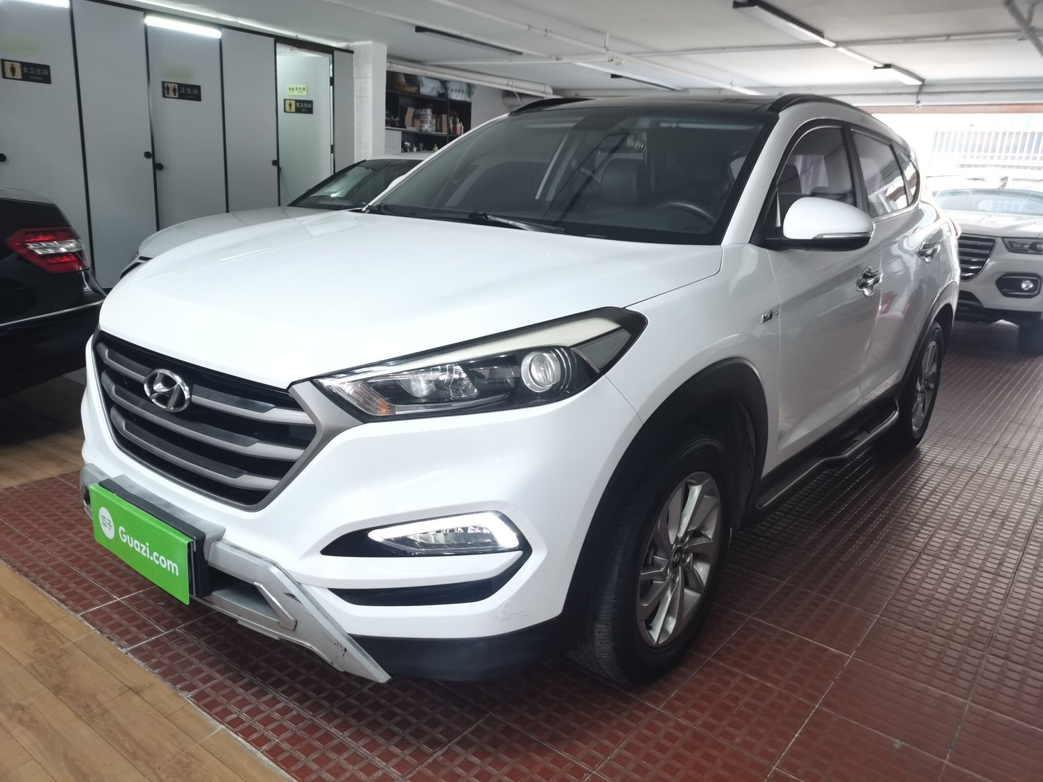 تحت مقدمة السيارة