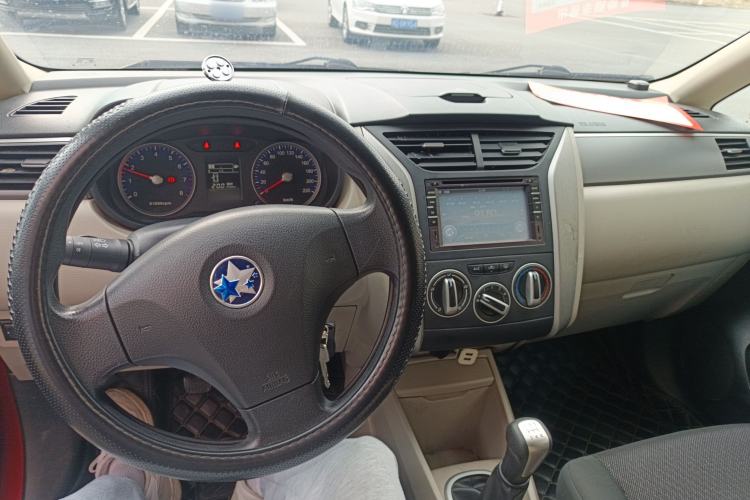 Used Venucia R50 2015 1.6L Manual Fashion Edition
