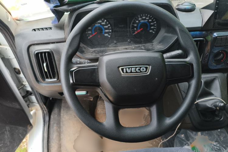 Used Iveco Daily 2025 2.5T V37 Van Transporter Green Lane Enhanced Version Mid-Chassis Mid-Roof Dual Tires
