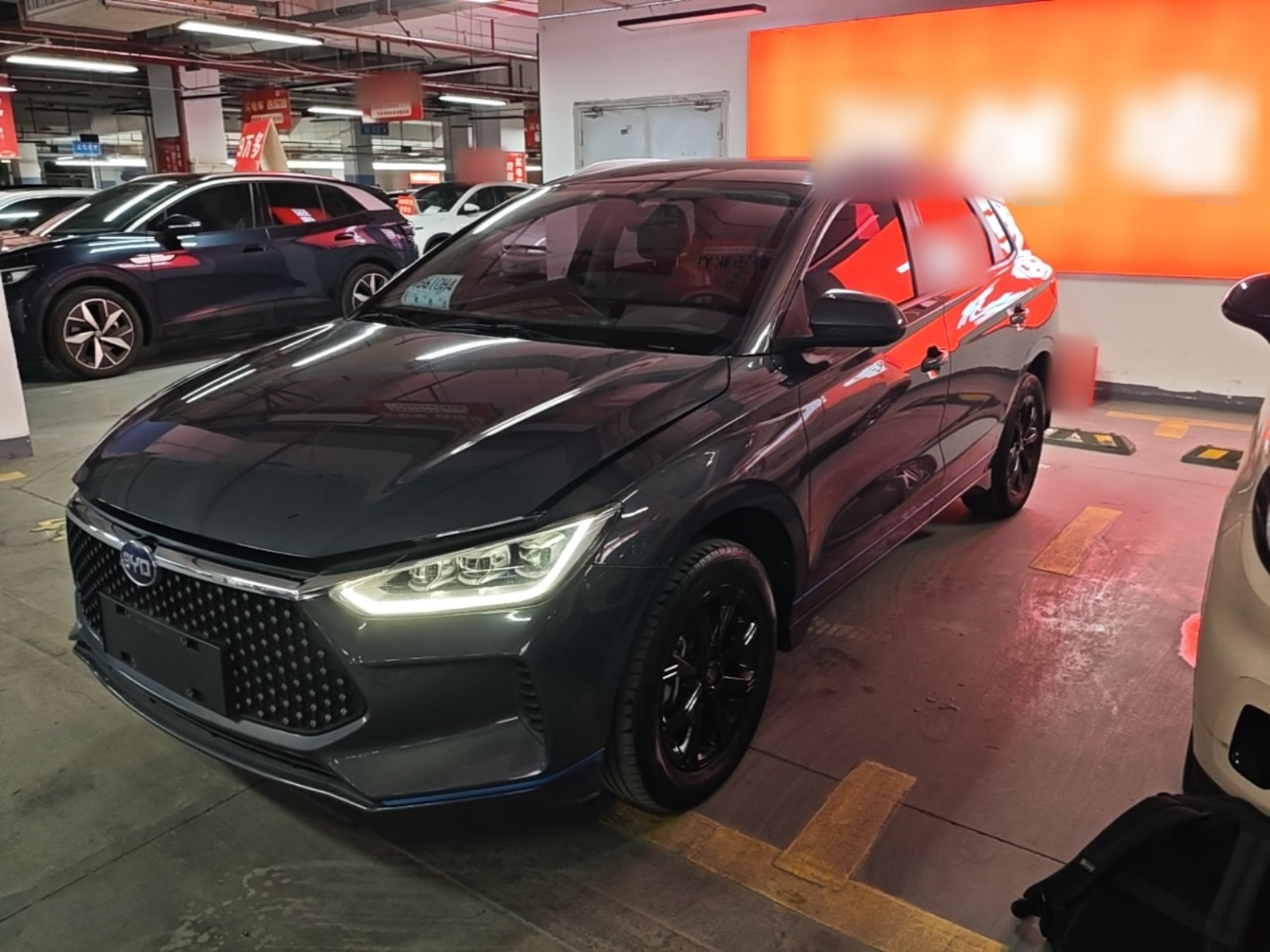 Под передней частью автомобиля