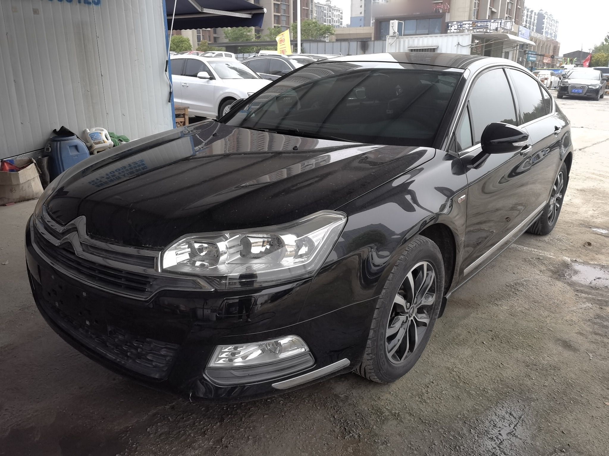 Под передней частью автомобиля