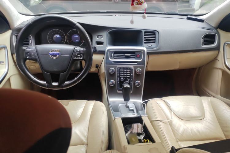 Used Volvo S60 2011 2.0T Comfort Edition Center Console