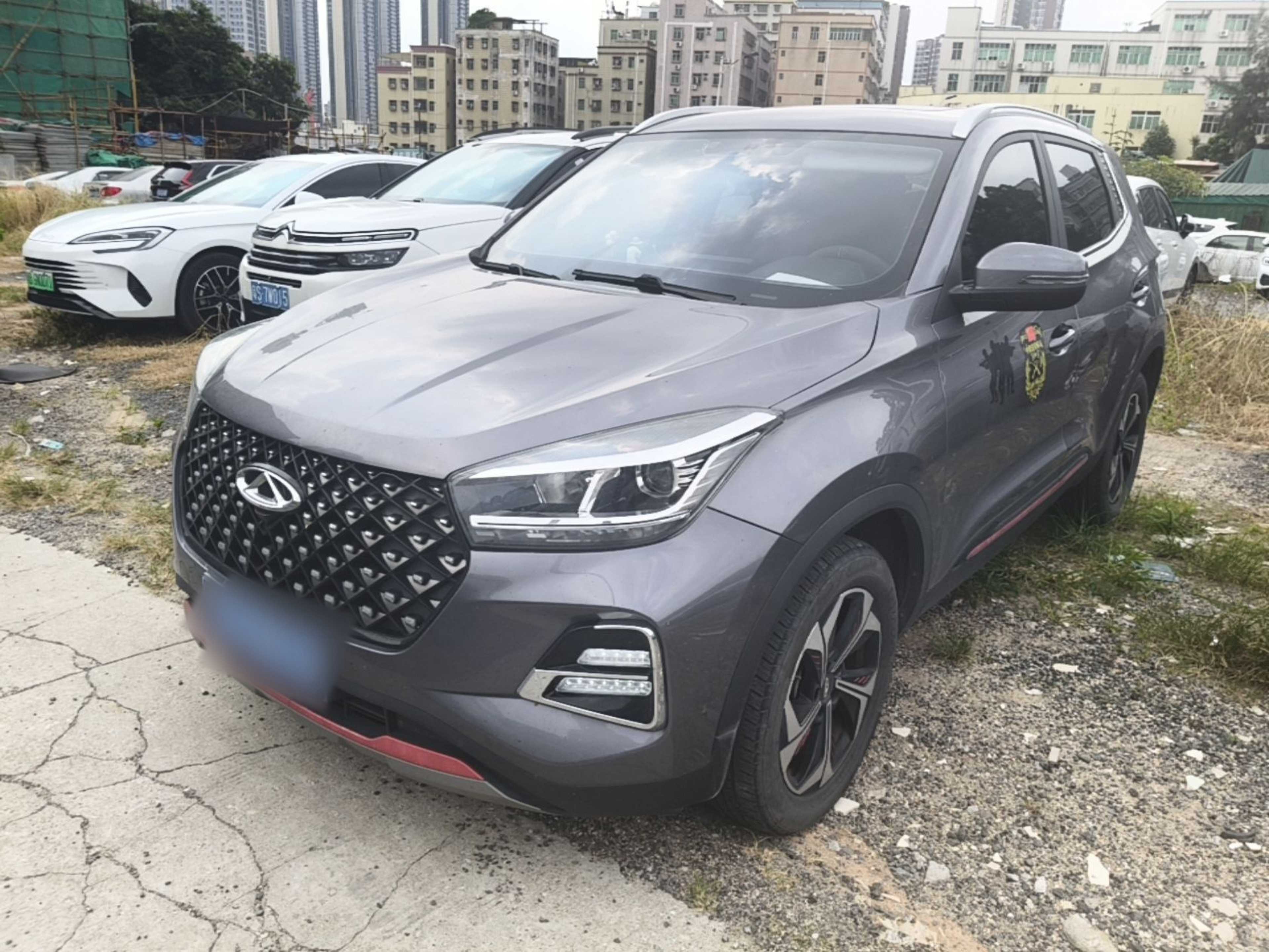 Под передней частью автомобиля