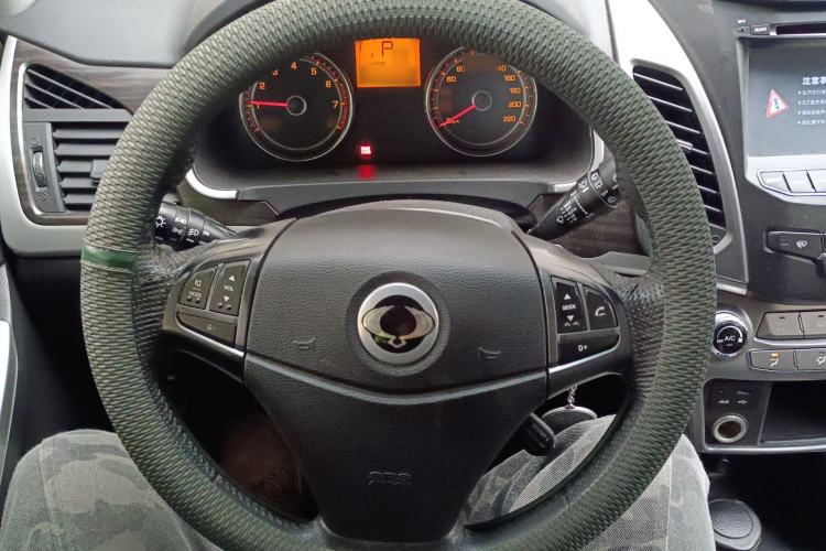 Used SsangYong Korando 2013 2.0L Gasoline Two-Wheel Drive Automatic Elite Edition Steering Wheel