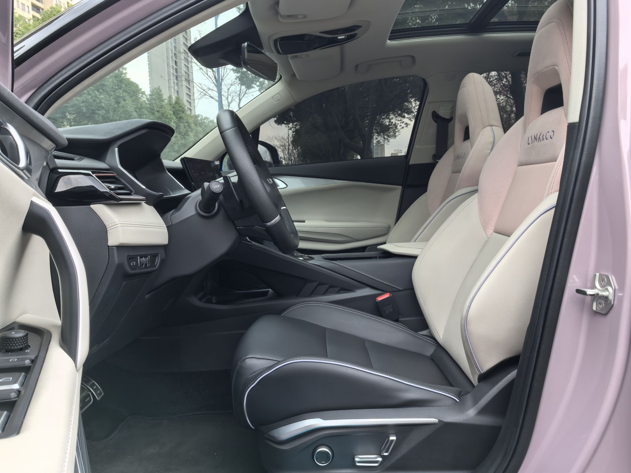 المقاعد الأمامية داخل السيارة