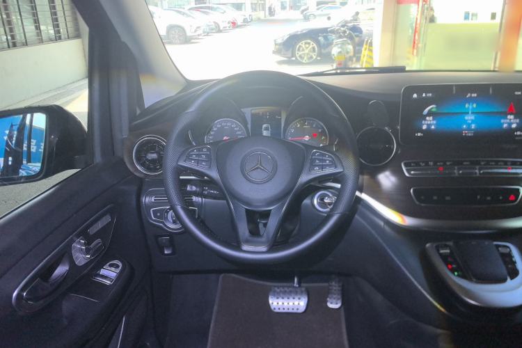 Used Mercedes-Benz V-Class 2020 V 260 Avantgarde Edition Steering Wheel