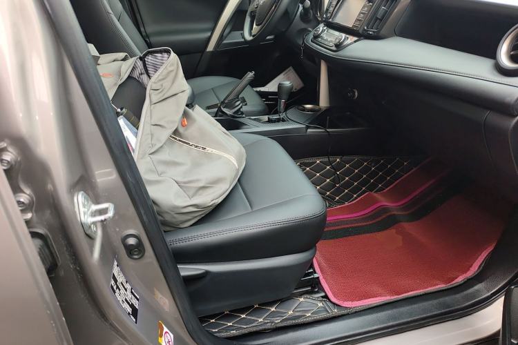 Used Toyota RAV4 2015 2.0L CVT Two-Wheel Drive Fashion Edition Right Front Seat