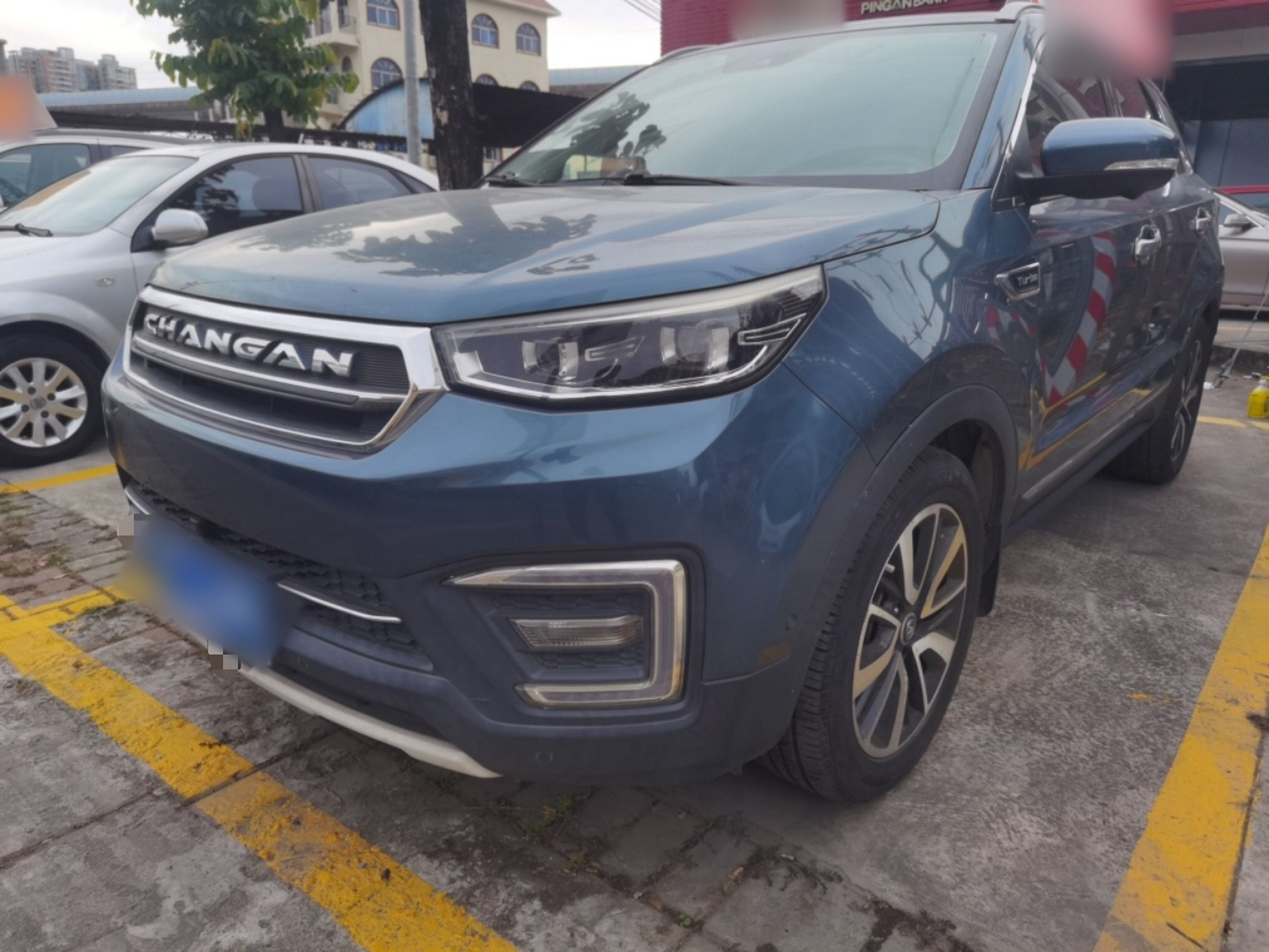 Под передней частью автомобиля