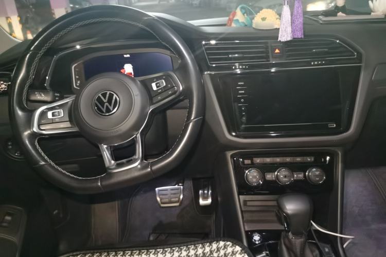 Used Volkswagen Tiguan L 2021 330TSI Automatic Two-Wheel Drive R-Line Flagship Edition Center Console