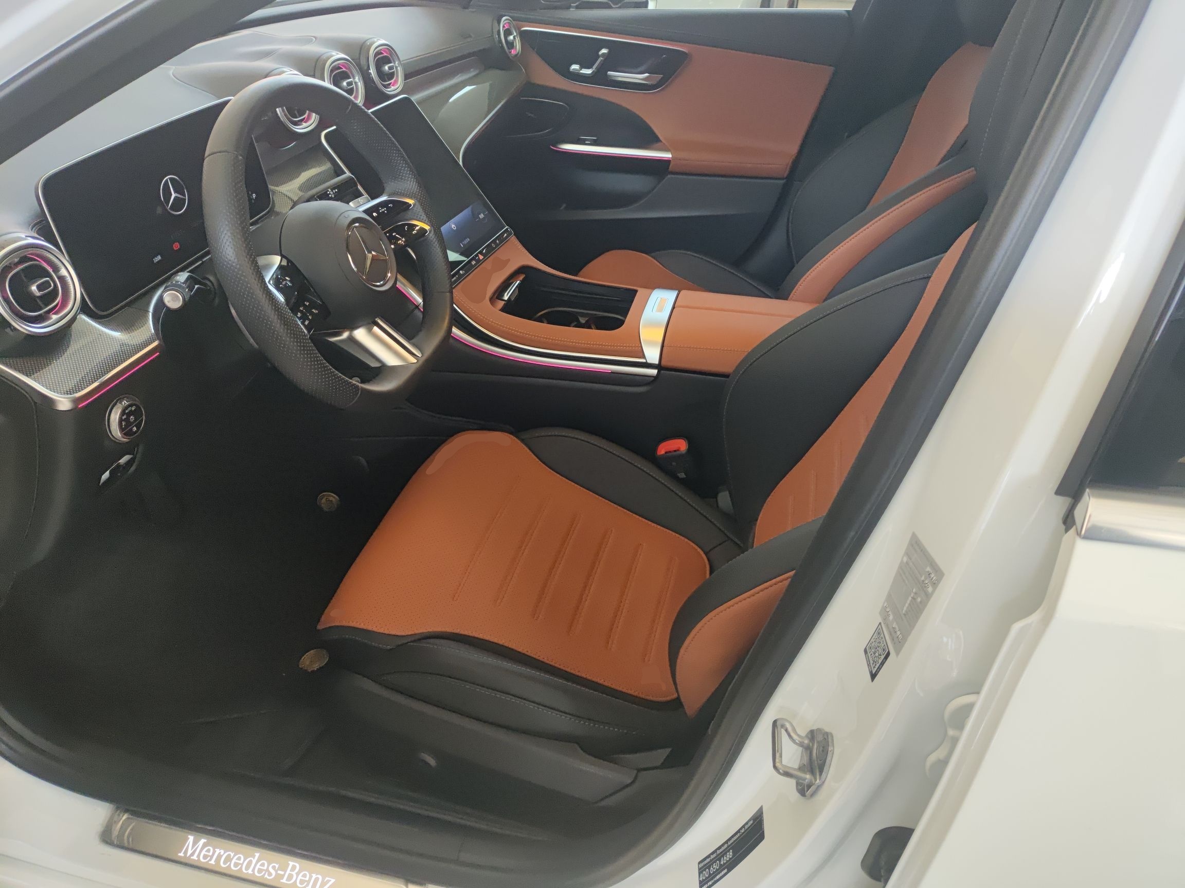 المقاعد الأمامية داخل السيارة