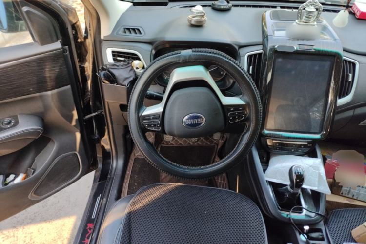 Used SWM X7 2018 1.8L Manual Luxury Connected Version 7 Seats Steering Wheel