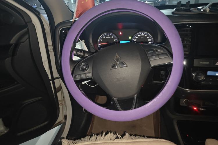 Used Mitsubishi Outlander 2017 2.0L Two-Wheel Drive Glory Edition 5 Seats Steering Wheel