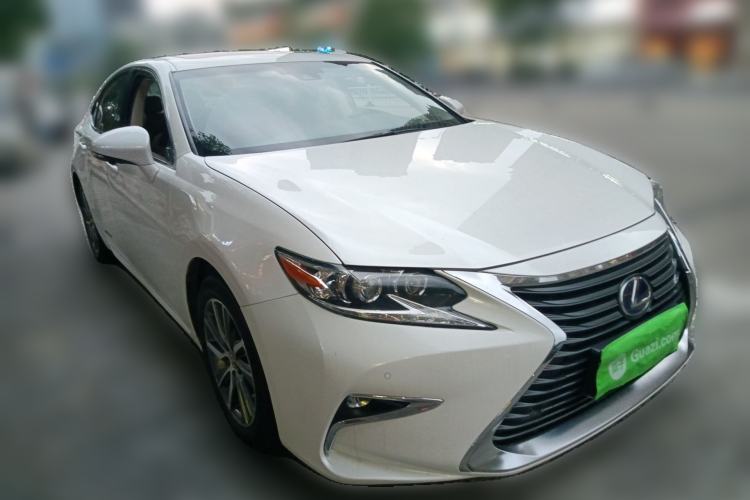 Used Lexus ES 2015 300h Luxury Edition Front Right 45 Deg