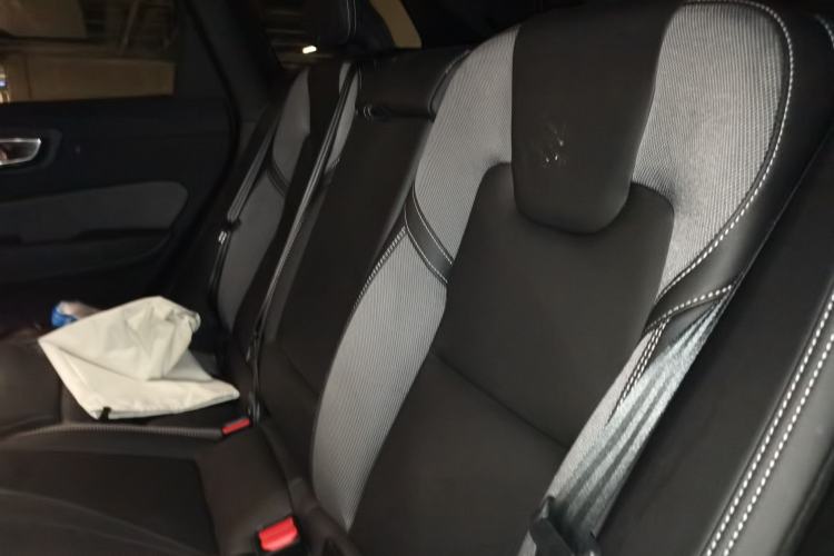 Used Volvo XC60 New Energy 2025 Plug-in Hybrid Long-Range All-Wheel Drive Zhiyuan Extreme Night Black Edition Left Rear Seat