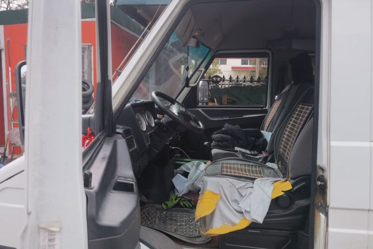 Used Iveco Daily 2021 2.5T A35 M1 Passenger Van 5-9 Seater Short Wheelbase Mid-Roof Design Dual Tires Manual Doors Left Front Seat