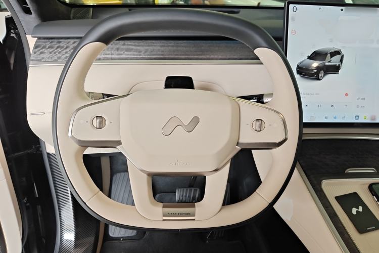 Used ONVO Luxeed L90 2025 Model—Max Six-Seater Version Steering Wheel