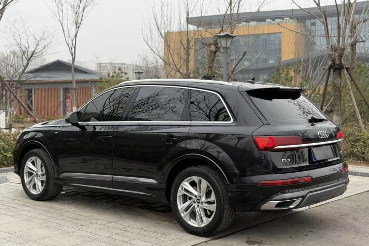 Used Audi Q7 2021 45 TFSI quattro S line Sport model
