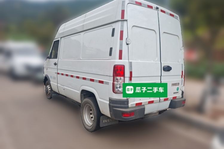 Used Iveco Daily 2021 2.5T V35 2-3 Seater Short Wheelbase Mid-Roof Design Dual Tires Manual Doors
