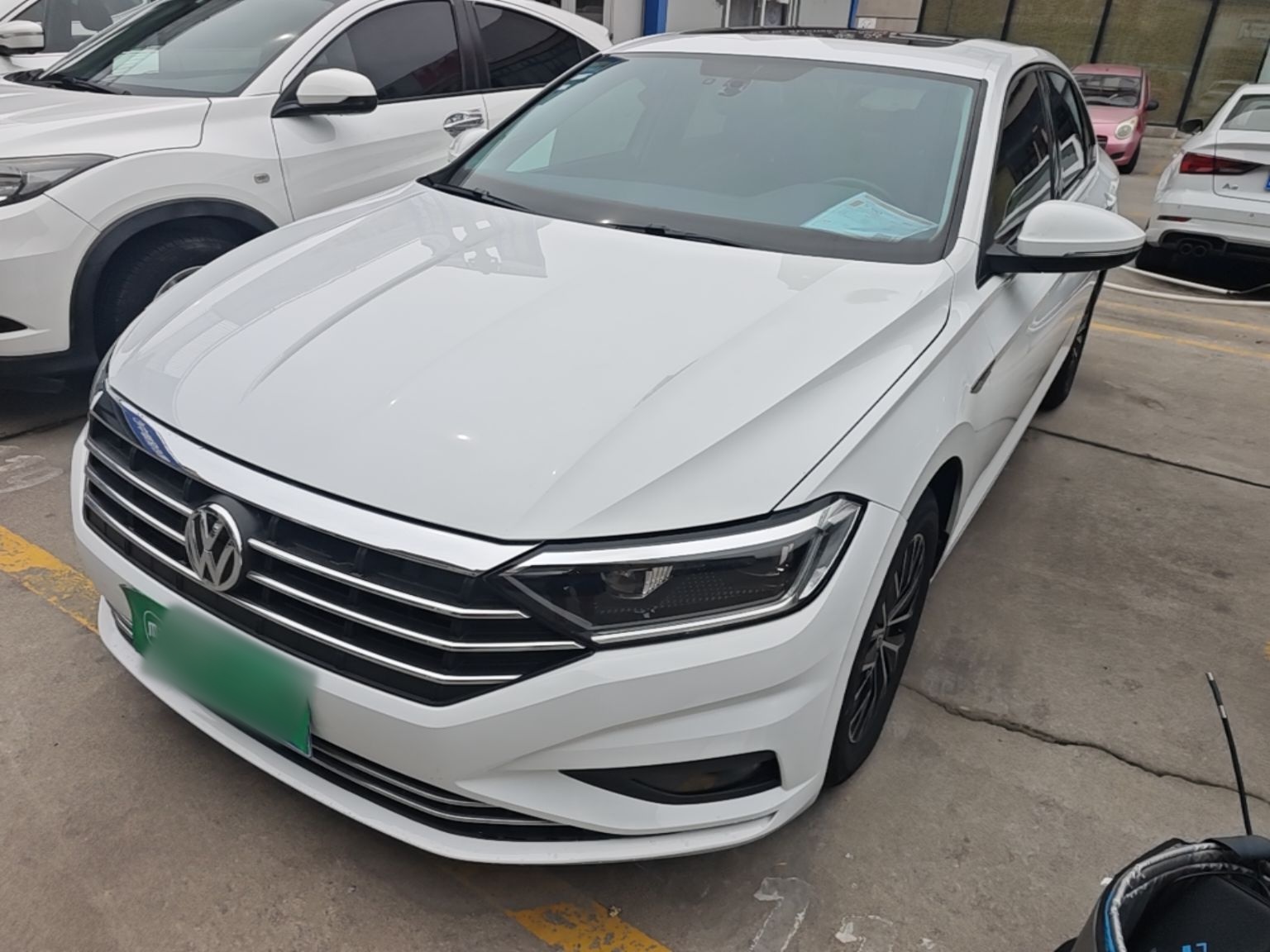 Sob a frente do carro
