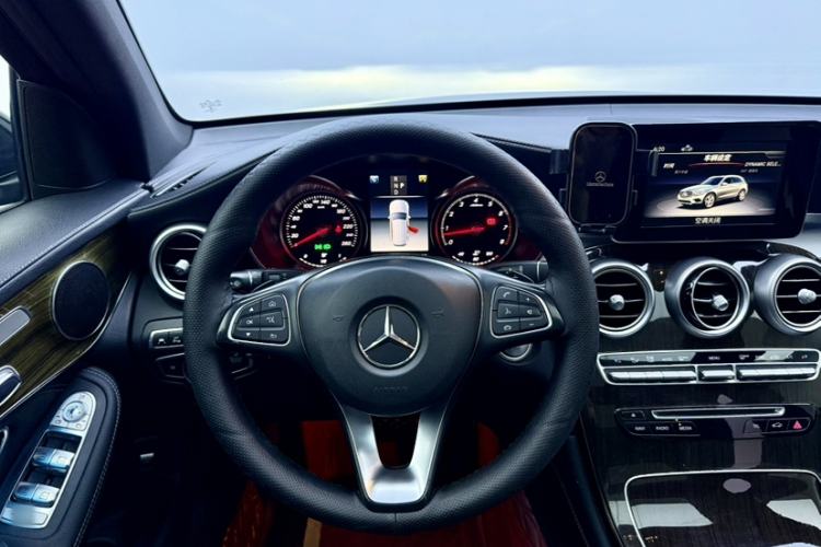 Used Mercedes-Benz GLC 2018 Facelift GLC 260 4MATIC Luxury Edition Interior 2