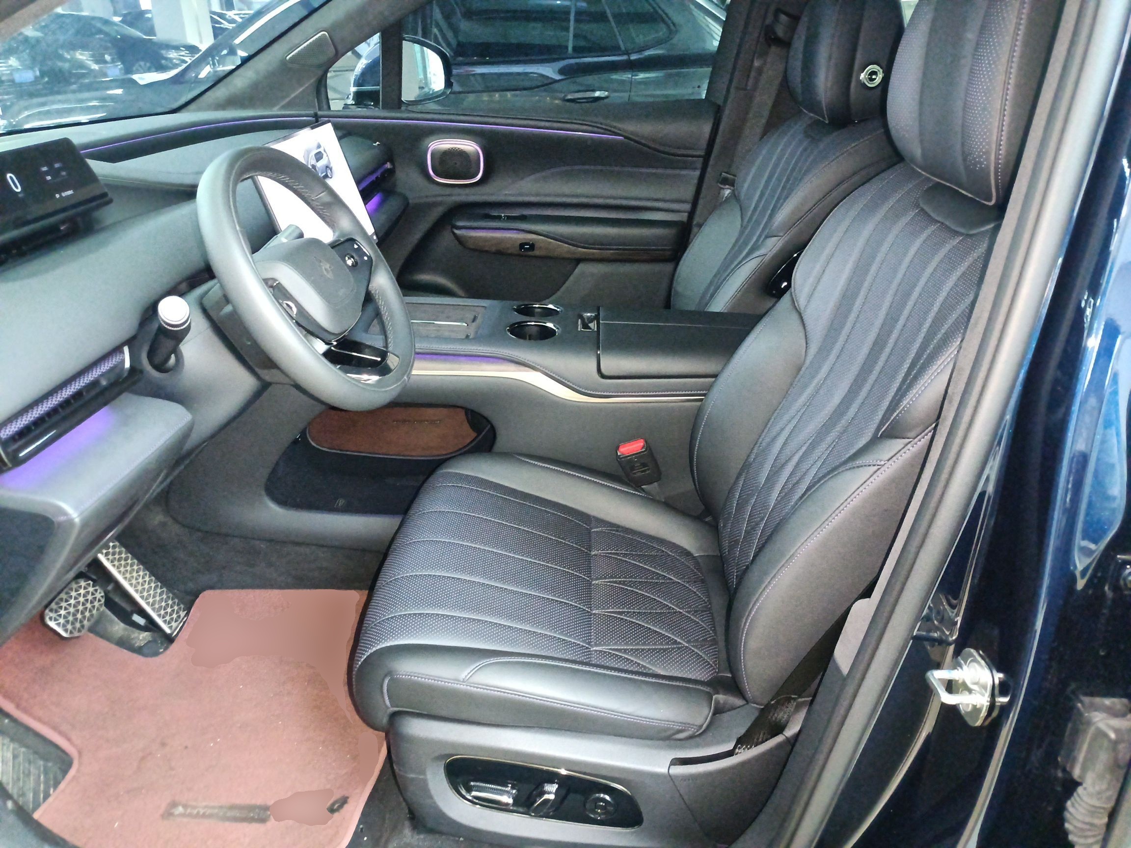 المقاعد الأمامية داخل السيارة