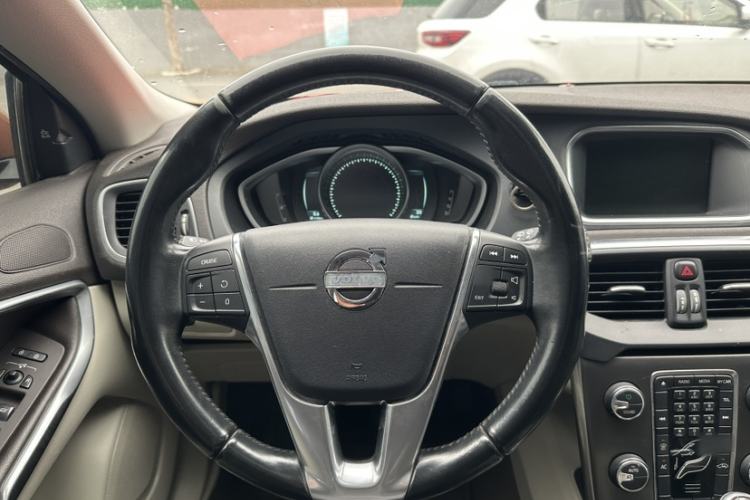 Used Volvo V40 2014 2.0T Zhiya Edition
