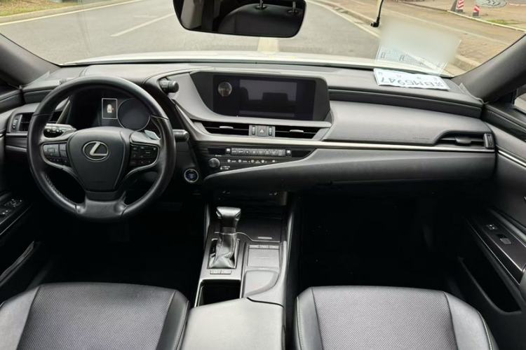 Used Lexus ES 2018 300h Premier Edition China VI Standard