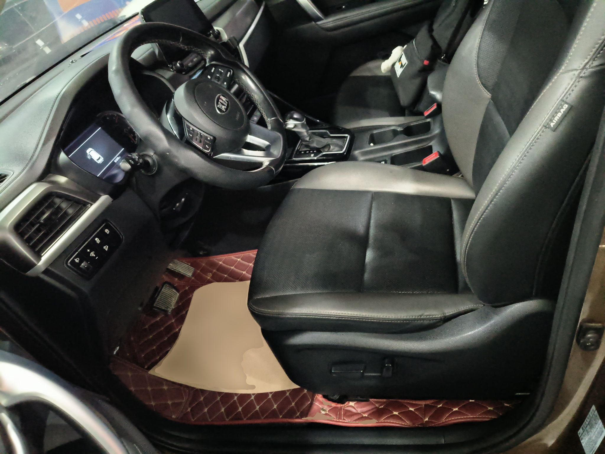 المقاعد الأمامية داخل السيارة