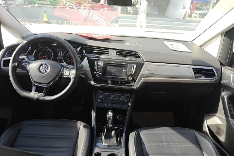 Used Volkswagen Touran 2016 Volkswagen Touran L 280TSI DSG Comfort Edition Center Console