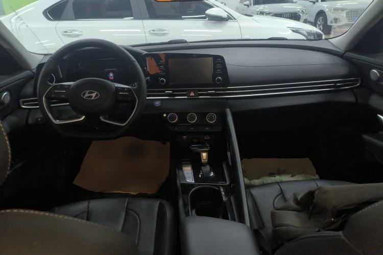 Used Hyundai Elantra 2023 1.5L CVT GLX Elite Edition Center Console