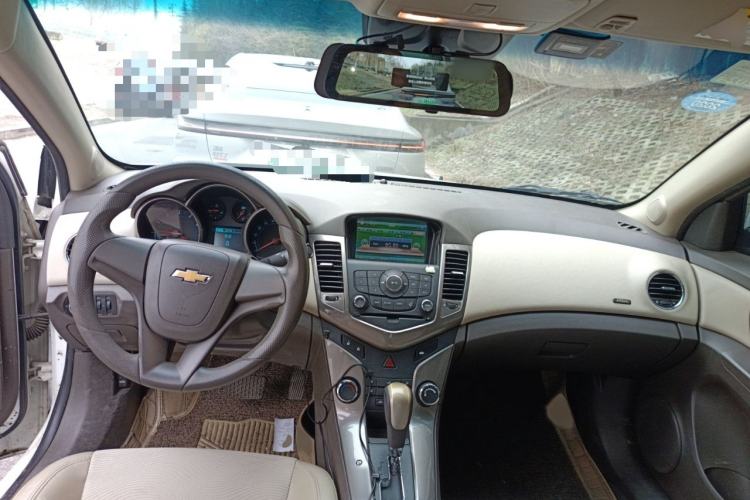 Used Chevrolet Cruze 2015 1.5L Classic SE AT Interior 2