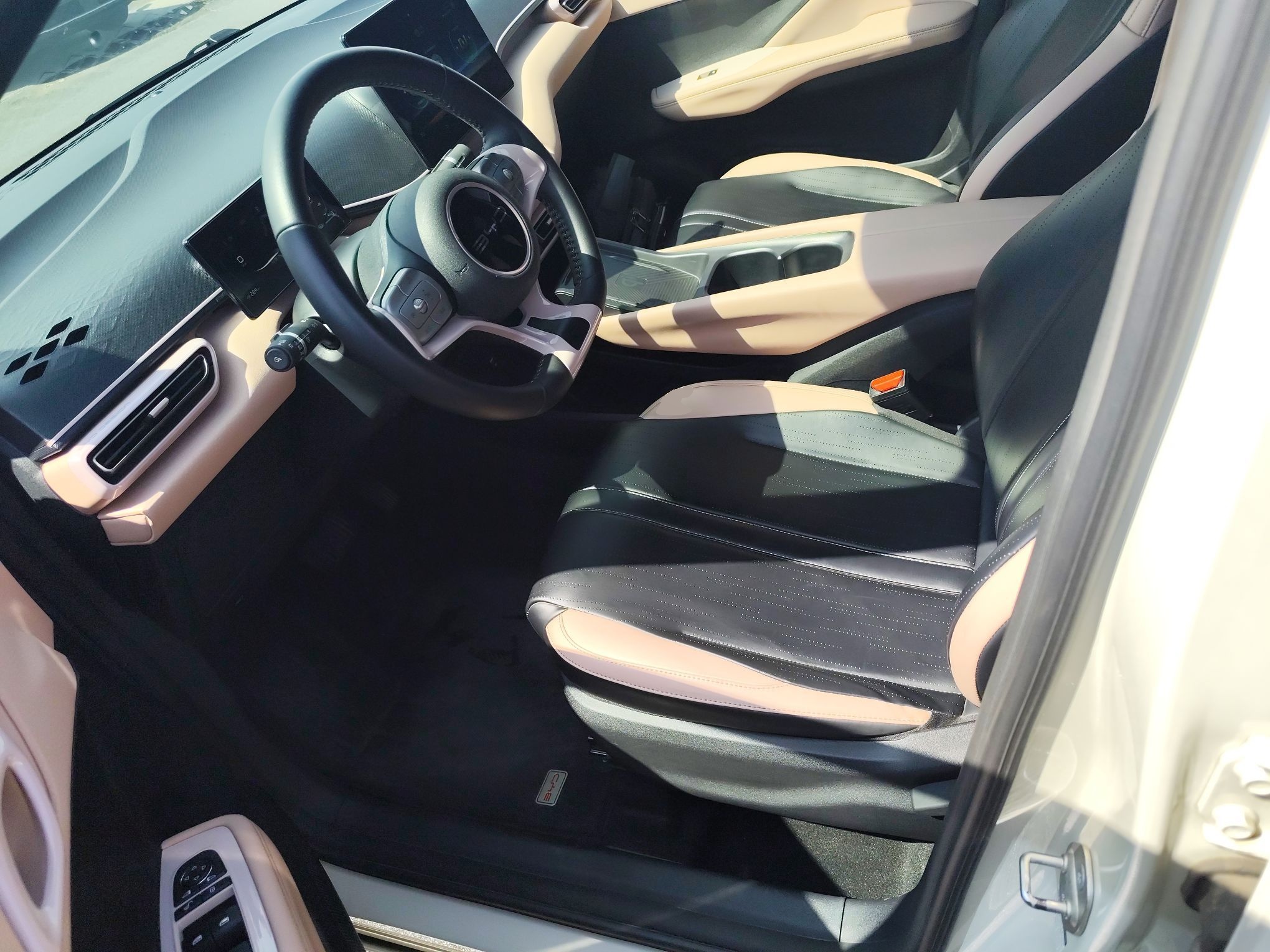 المقاعد الأمامية داخل السيارة