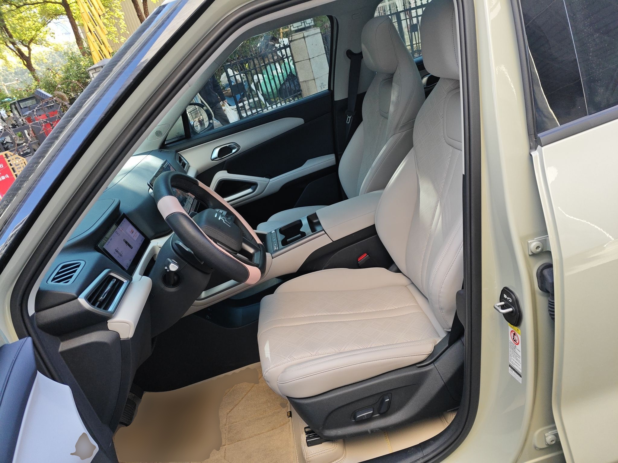 المقاعد الأمامية داخل السيارة