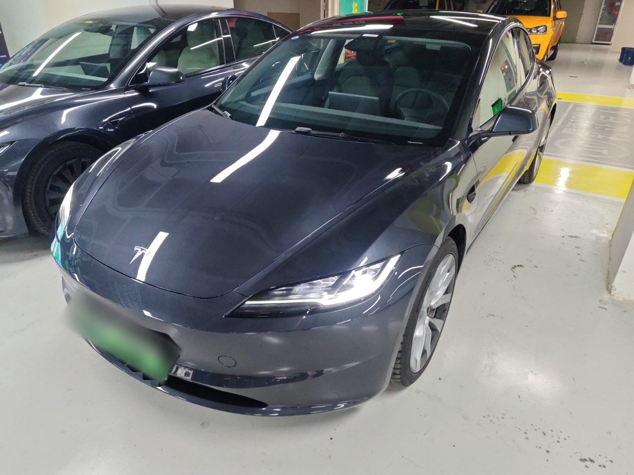 تحت مقدمة السيارة