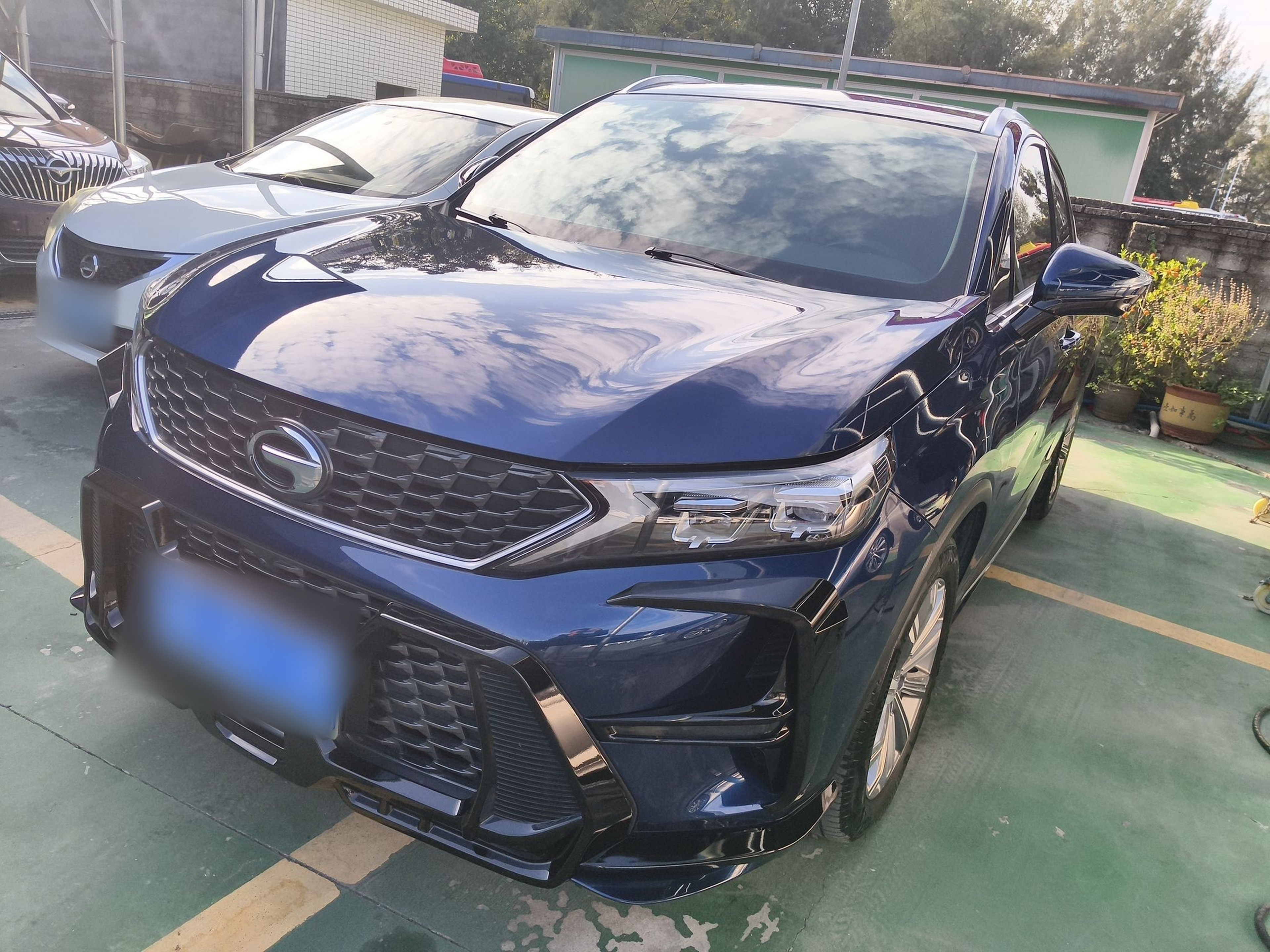 Под передней частью автомобиля
