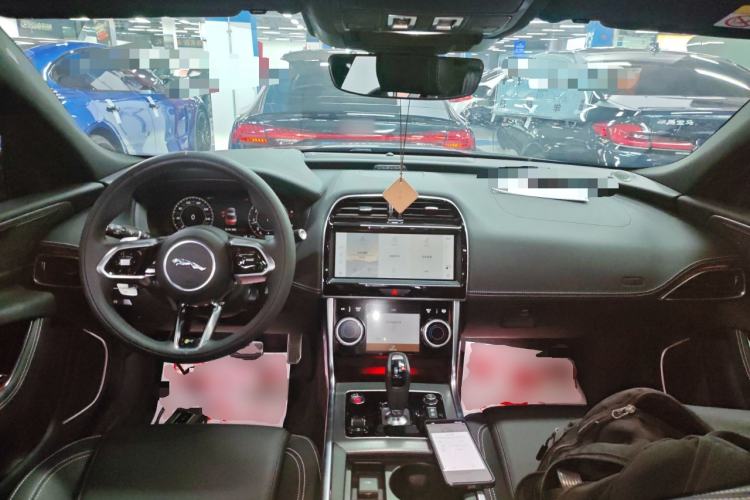 Used Jaguar XEL 2023 2.0T 250 PS R-DYNAMIC S Advanced Sport Edition Center Console