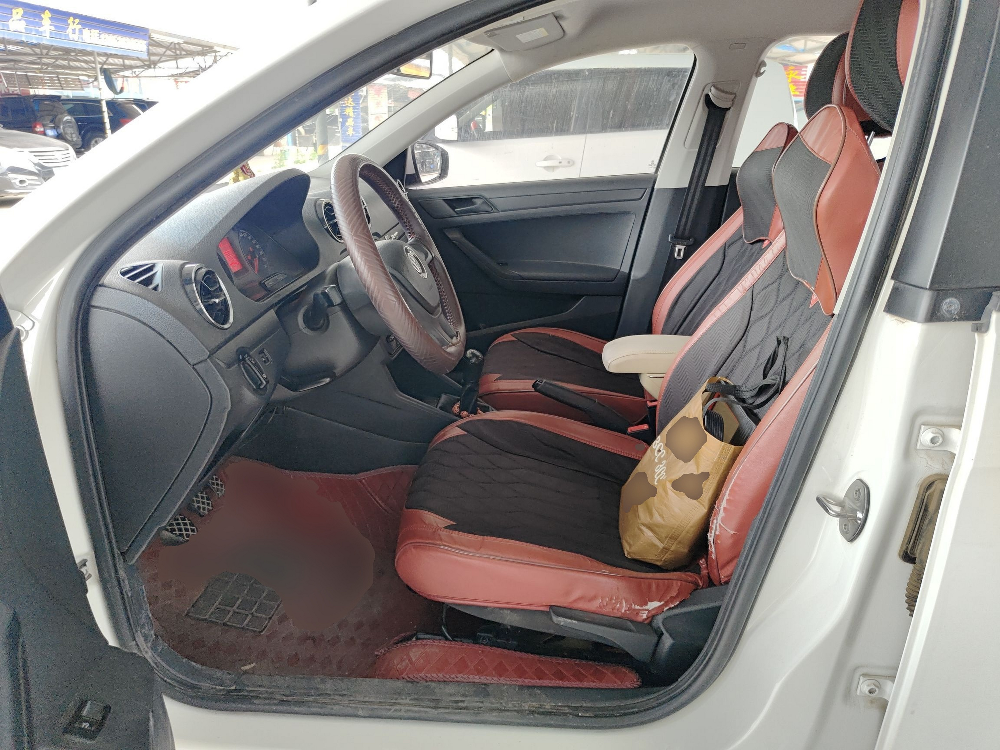 Переднее сиденье в автомобиле