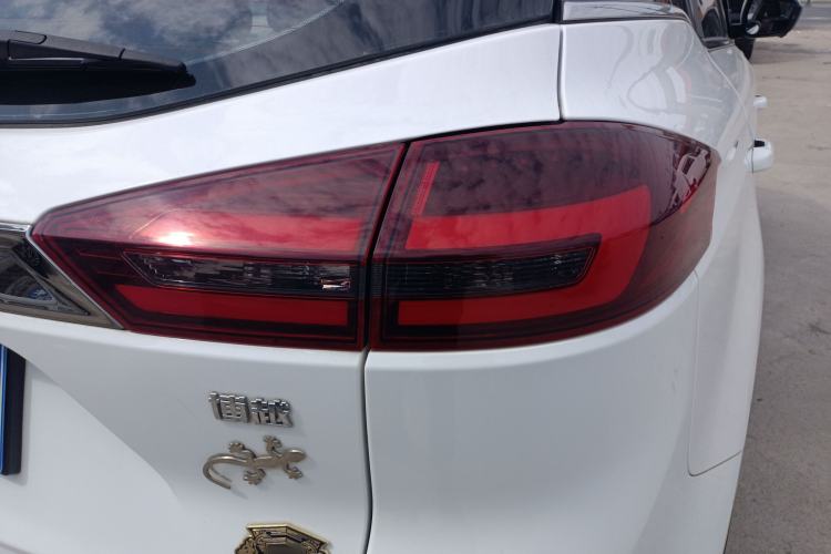 Used Geely Auto Emgrand X7 Sport 2018 1.8TD Automatic Two-Wheel Drive ZhiZun Model with 4G Connectivity Right Rear Taillight