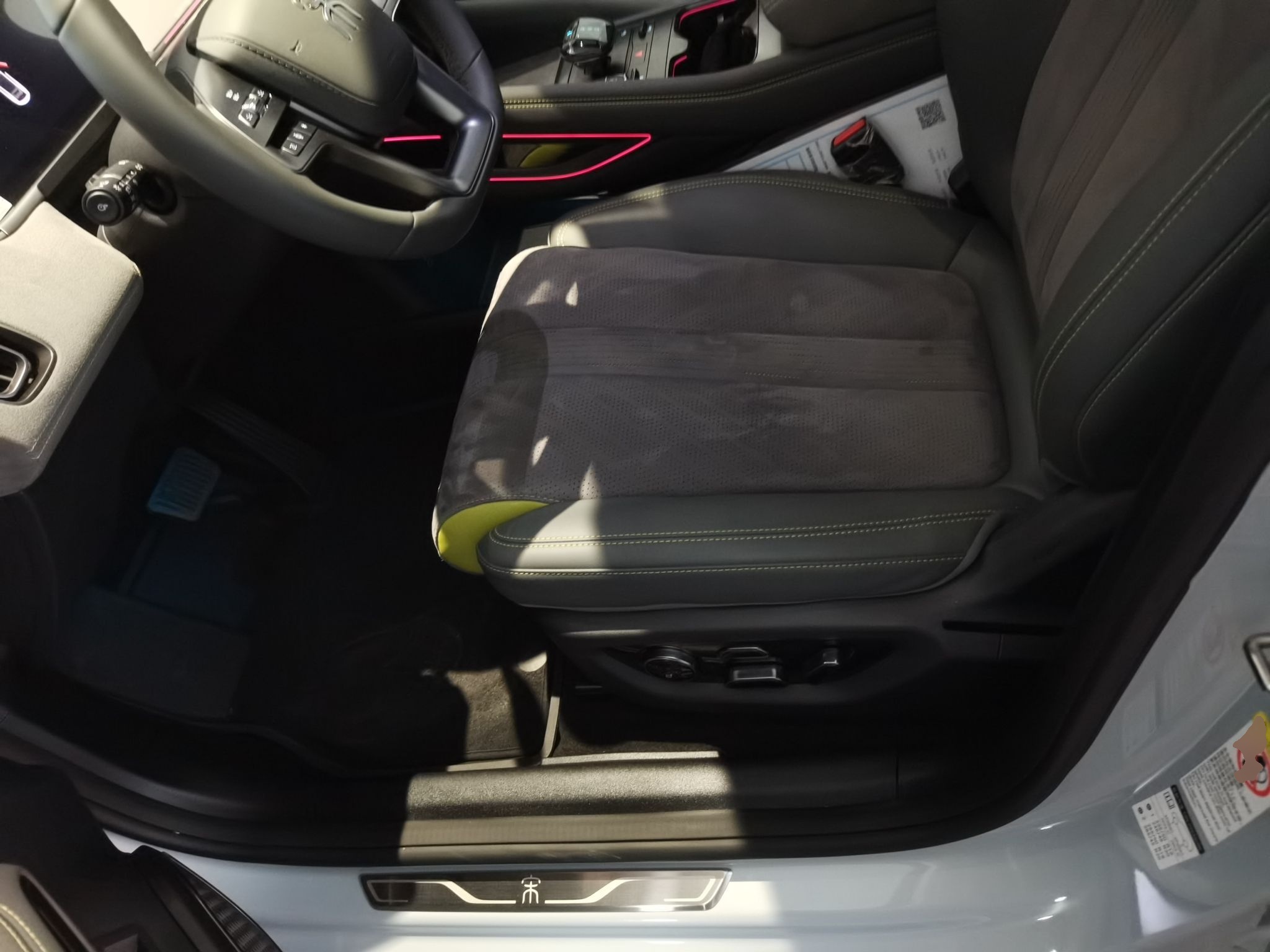 Переднее сиденье в автомобиле